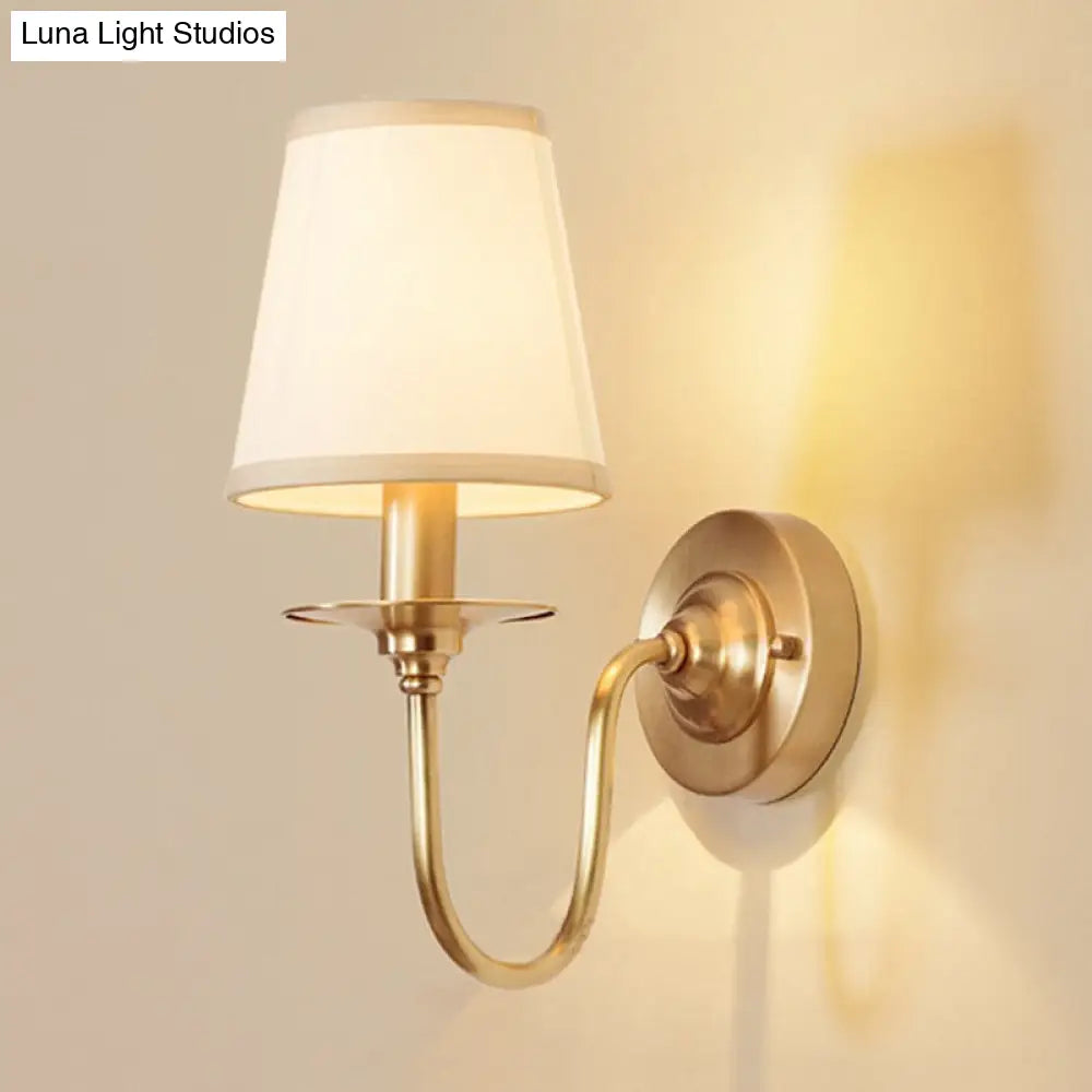 Scandinavische Wandlamp Wit met Gouden Arm en Kegelvormige Kap | Sansoti