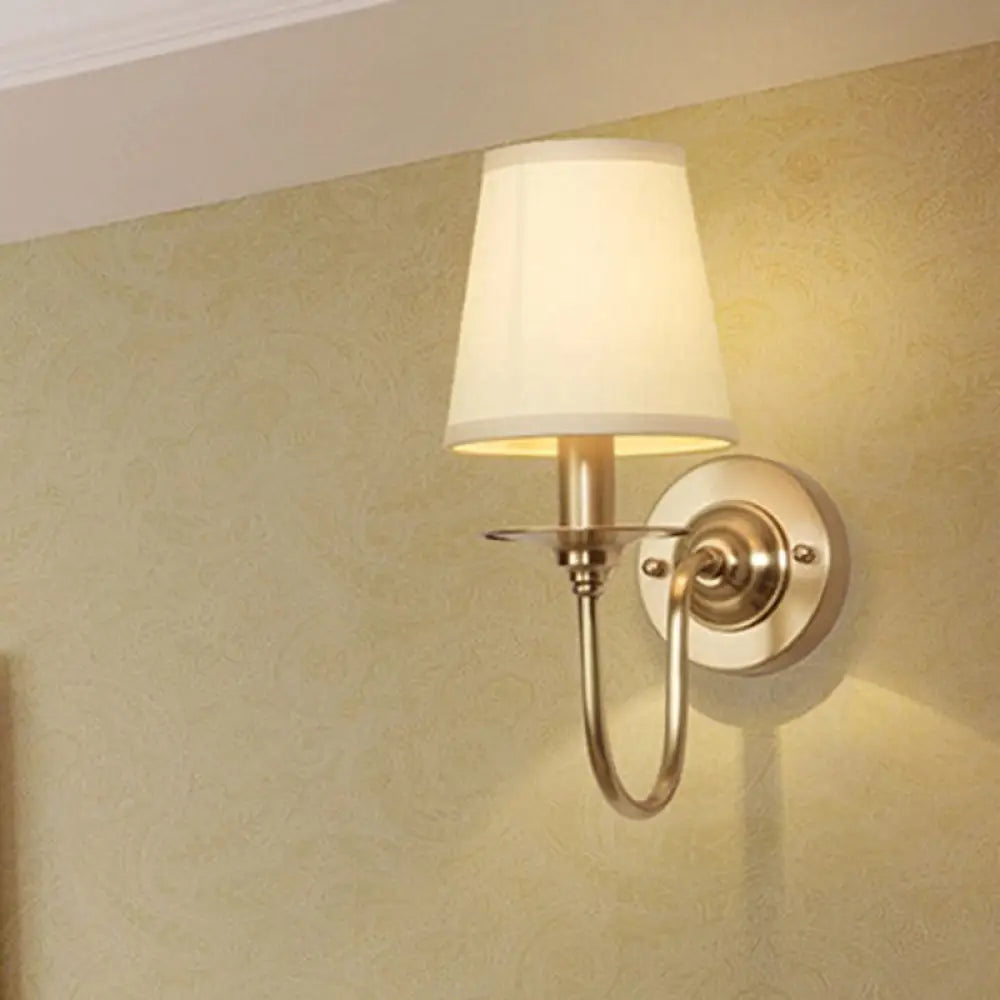 Scandinavische Wandlamp Wit met Gouden Arm en Kegelvormige Kap | Sansoti