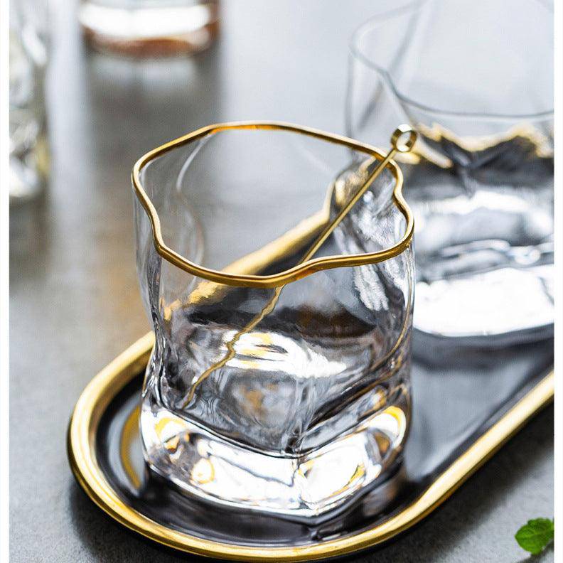 Japanisches Kristall-Whiskyglas mit goldfarbenem Akzent und Reliefstruktur - Premium-Trinkglas für Whisky, Cocktails und Spirituosen zu Hause | Sansoti