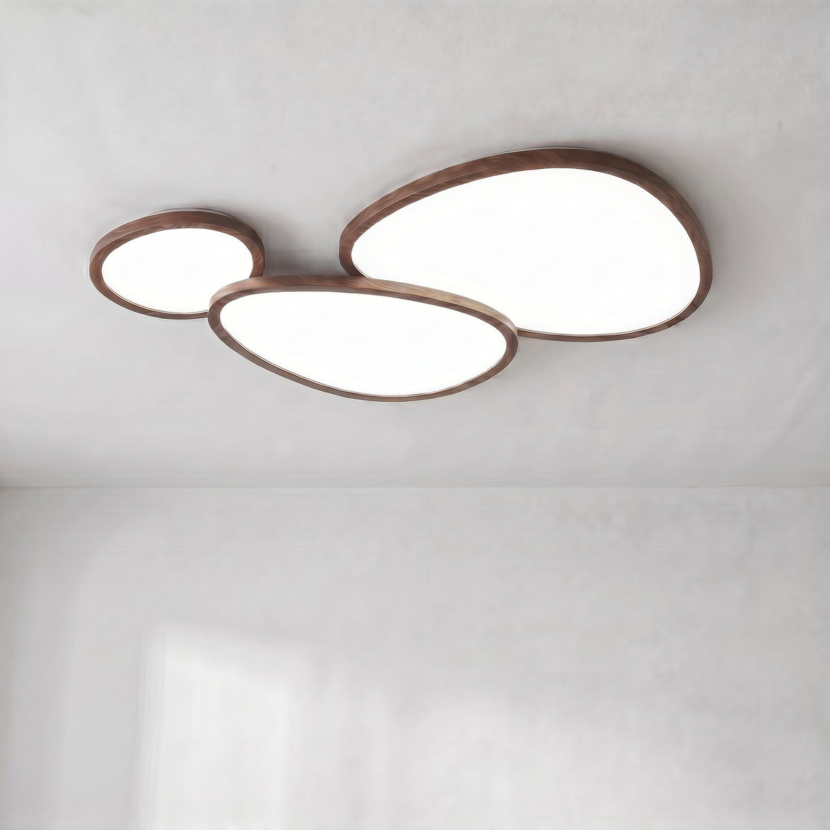 Plafonnier LED en bois foncé, design ultra-plat, lumière blanc chaud, salon, entrée, chambre, style scandinave moderne | Sansoti