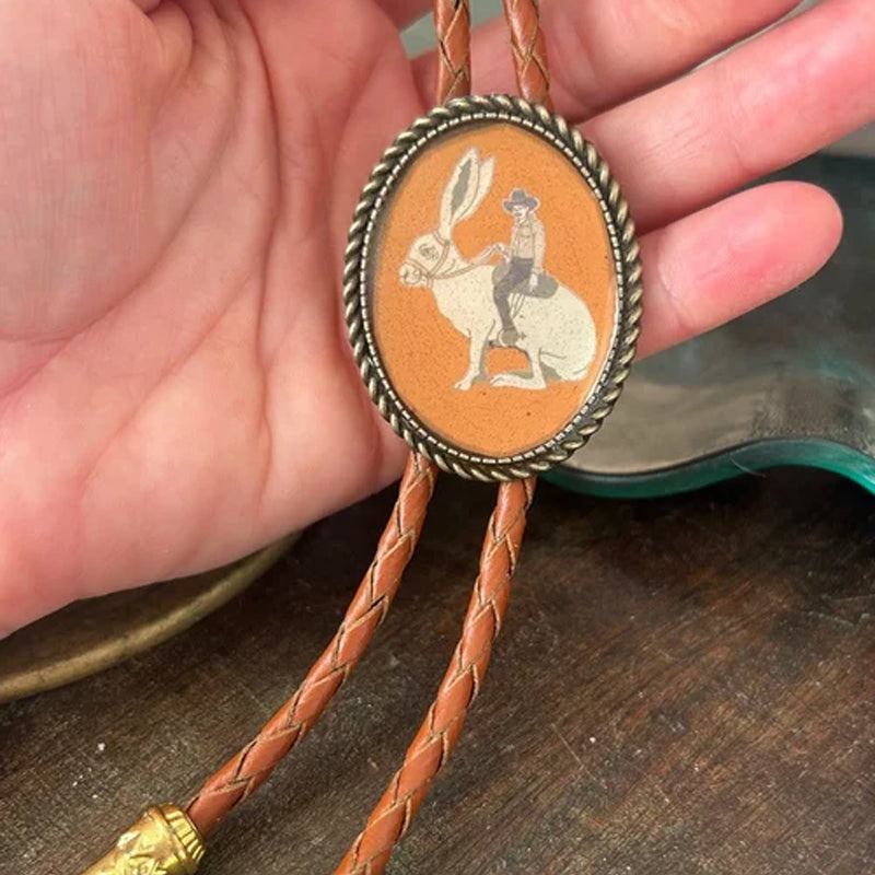 Western Bolo Tie met Kikker en Banjo Motief – Verstelbaar Leren Stropdas voor Authentieke Cowboystijl | Sansoti