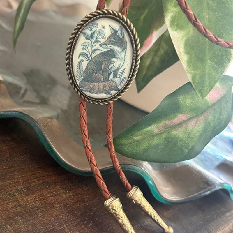 Western Bolo Tie met Kikker en Banjo Motief – Verstelbaar Leren Stropdas voor Authentieke Cowboystijl | Sansoti
