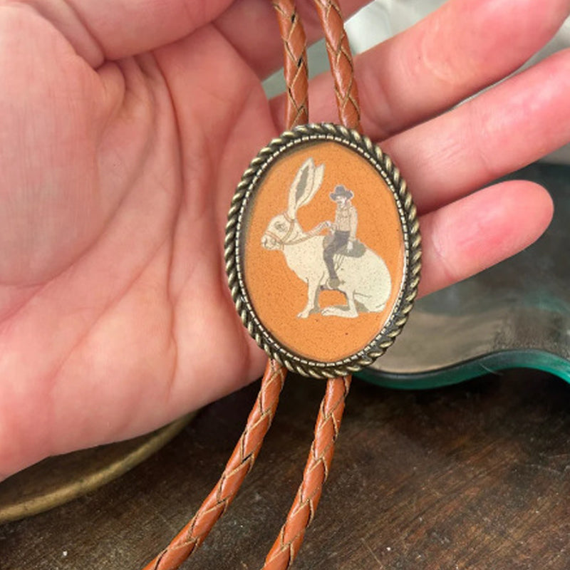 Western Bolo Tie met Kikker en Banjo Motief – Verstelbaar Leren Stropdas voor Authentieke Cowboystijl | Sansoti