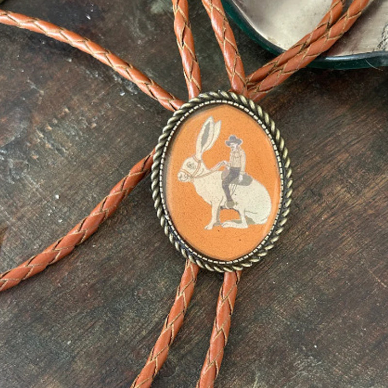 Western Bolo Tie met Kikker en Banjo Motief – Verstelbaar Leren Stropdas voor Authentieke Cowboystijl | Sansoti