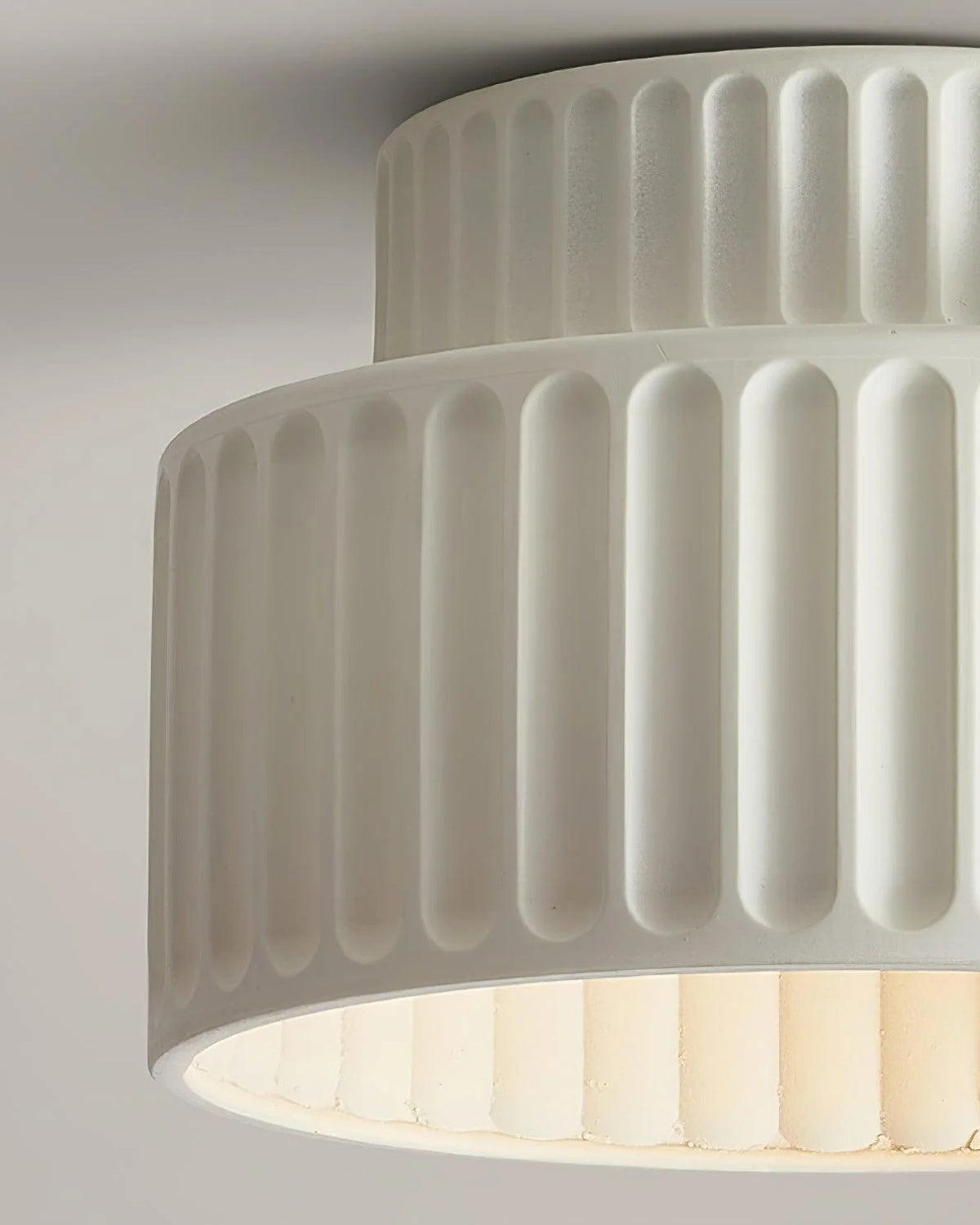 Geribde plafondlamp van hars met zachte sfeerverlichting | Sansoti