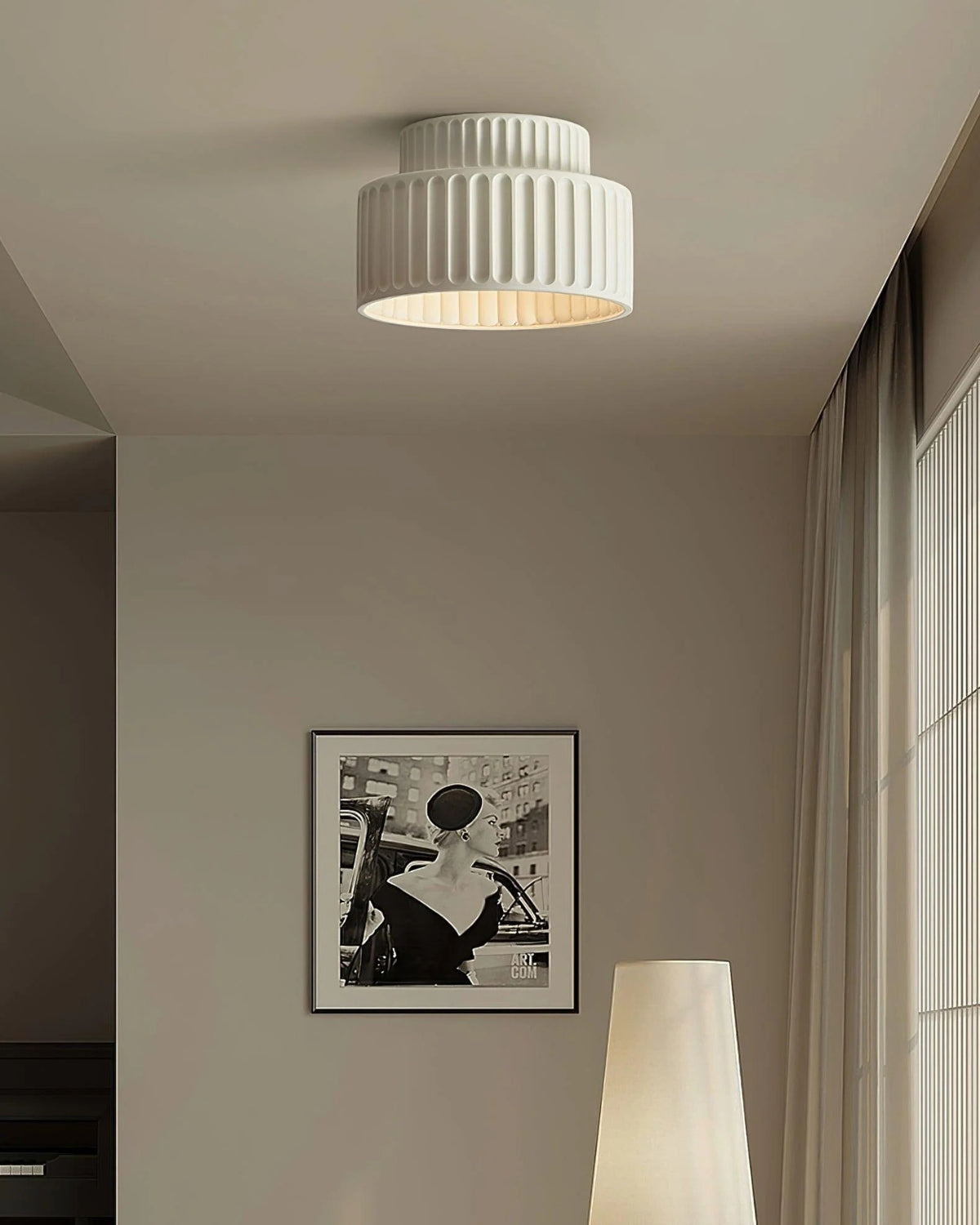Geribde plafondlamp van hars met zachte sfeerverlichting | Sansoti