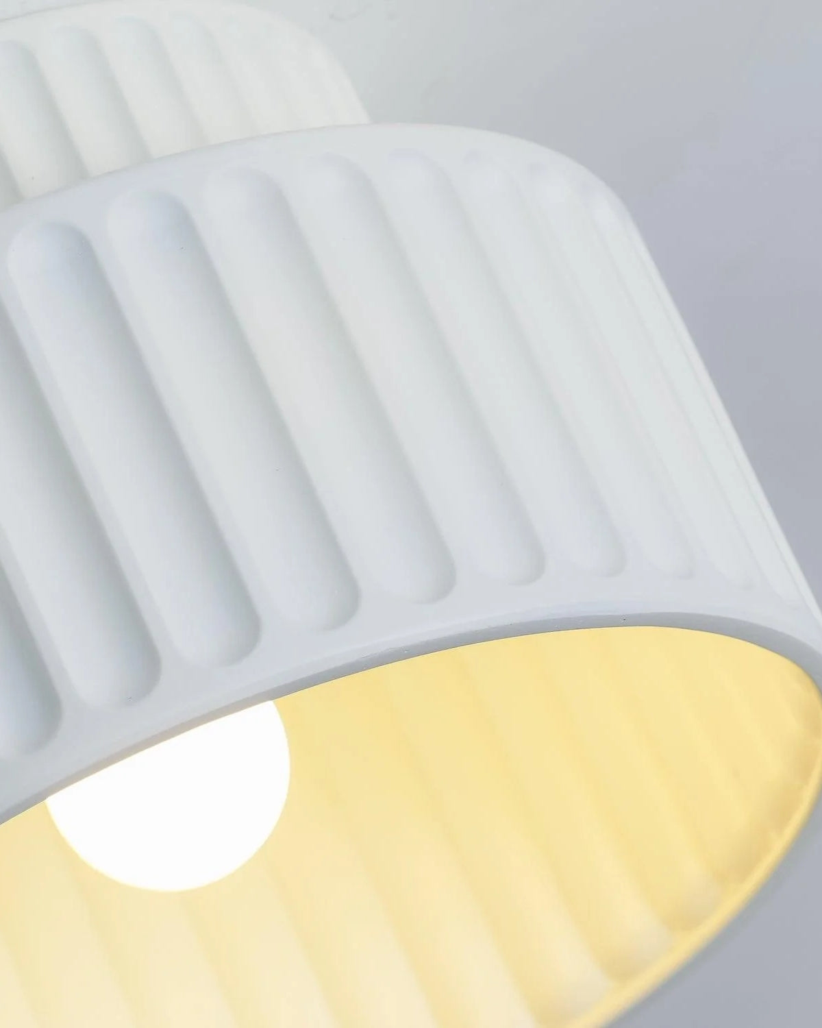 Geribde plafondlamp van hars met zachte sfeerverlichting | Sansoti