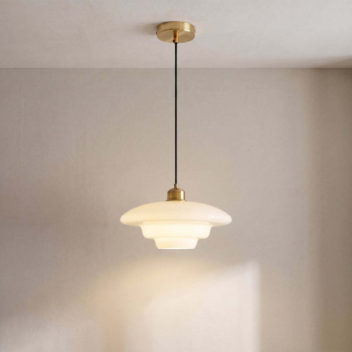 Wisząca lampa z mlecznobiałym szklanym kloszem, oprawka E27 i żelazna podsufitka, do kuchni, jadalni, przedpokoju i salonu | Sansoti