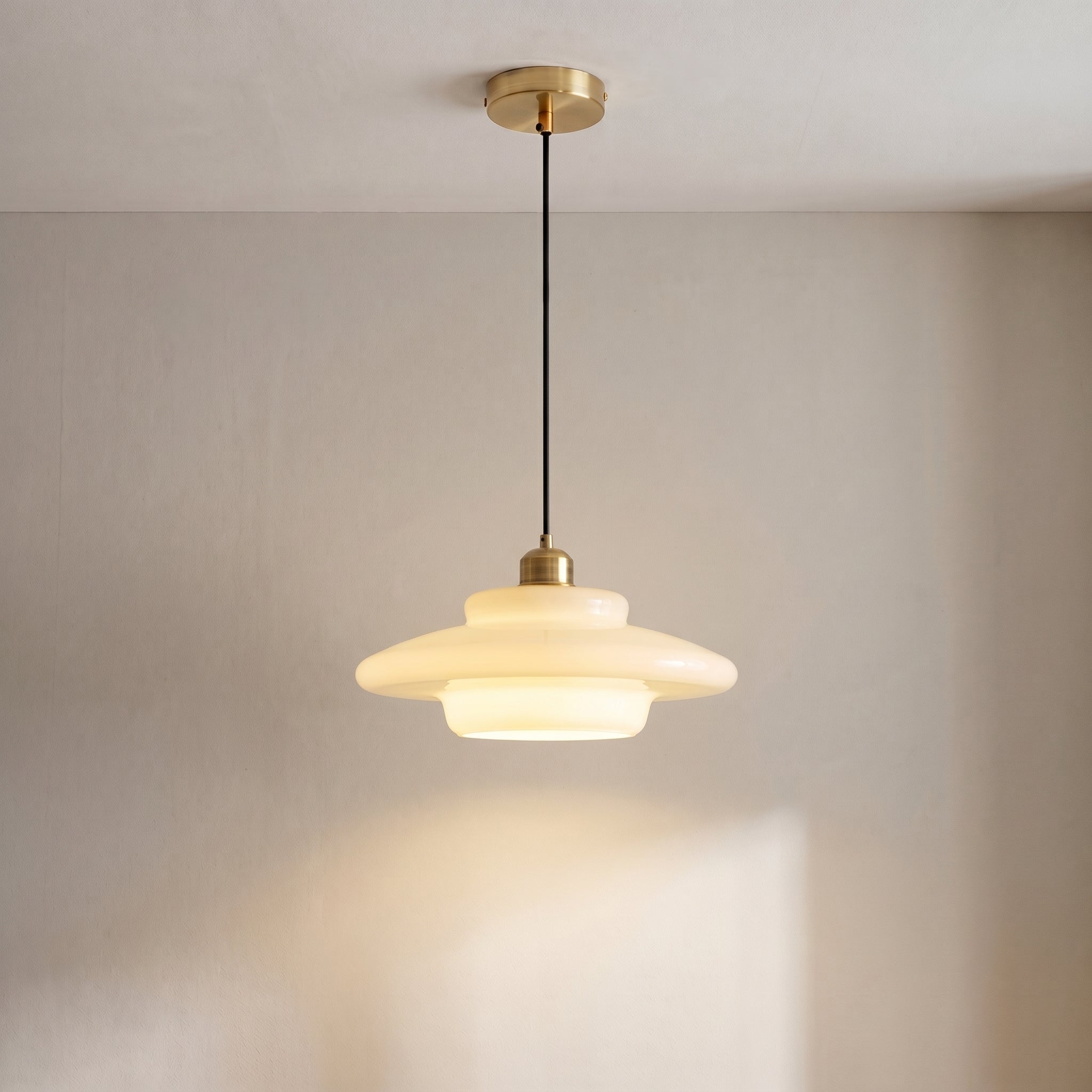 Wisząca lampa z mlecznobiałym szklanym kloszem, oprawka E27 i żelazna podsufitka, do kuchni, jadalni, przedpokoju i salonu | Sansoti