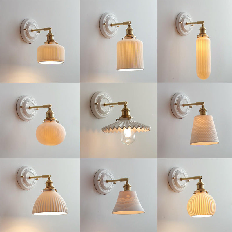Vintage-Wandleuchte mit plissiertem Schirm, Messingarm und Keramik für Schlafzimmer, Wohnzimmer und Arbeitszimmer, stimmungsvolle Beleuchtung, Retro | Sansoti