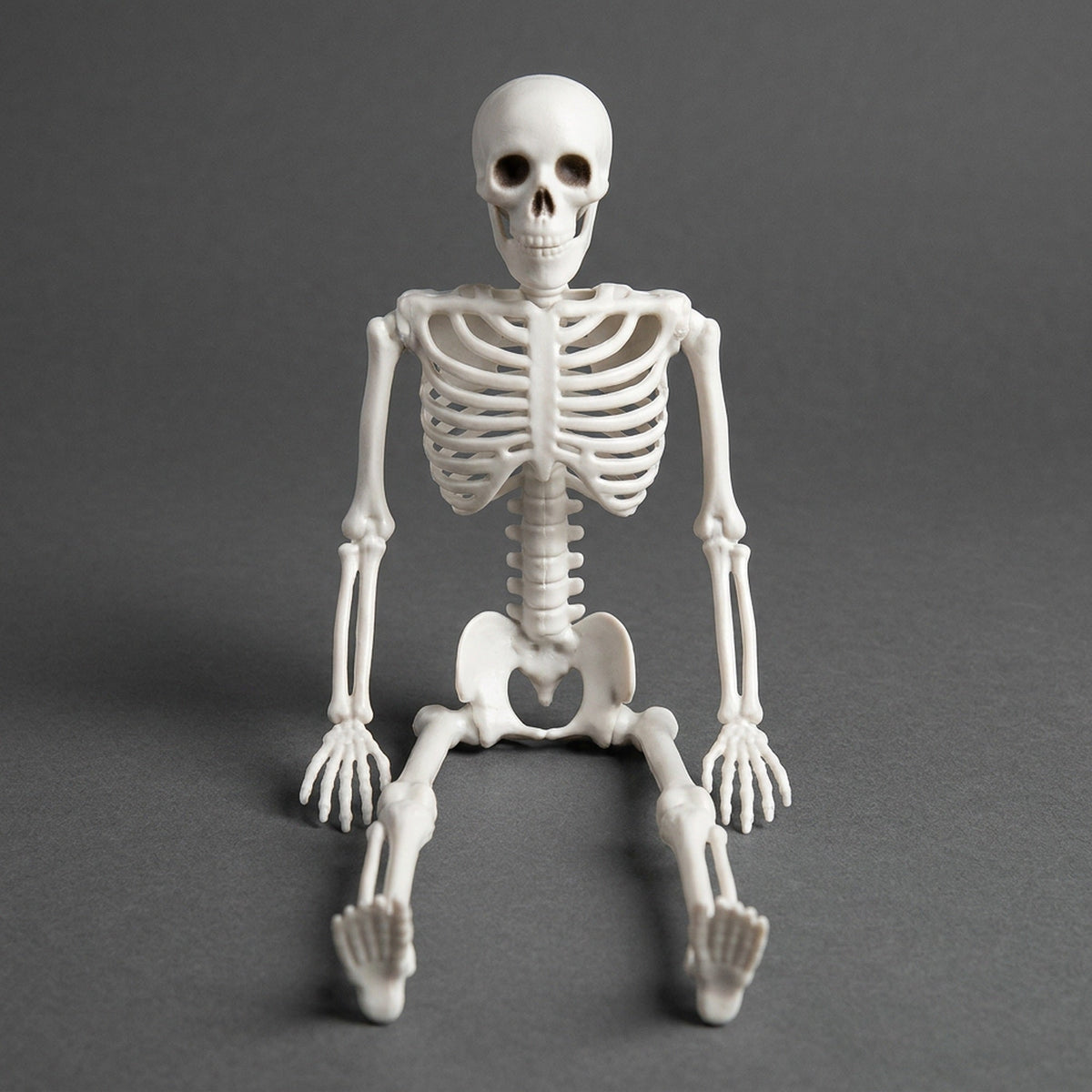 Ruchomy szkielet dekoracyjny na Halloween 40 cm, biały, plastikowa kukła z ruchomymi kończynami, straszna dekoracja horroru do zawieszenia lub postawienia | Sansoti
