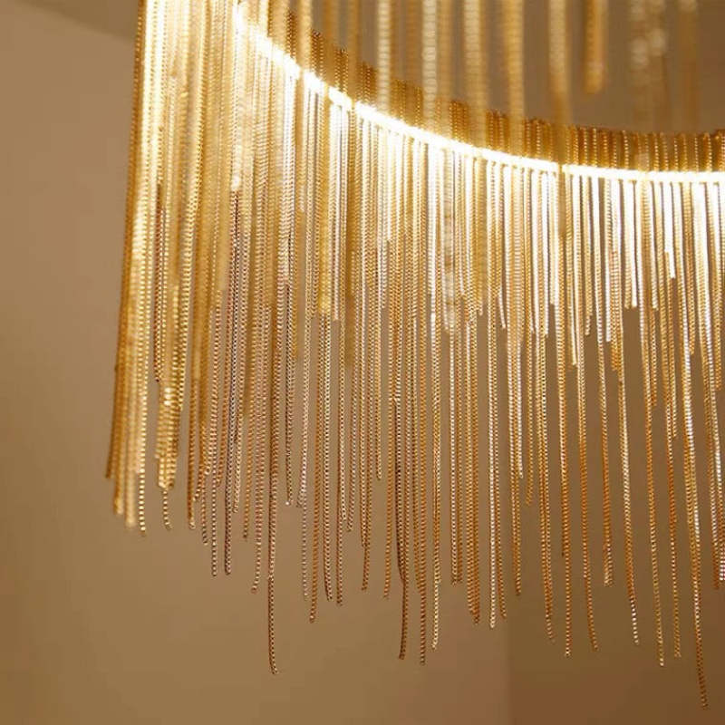 Suspension à chaîne avec pampilles LED en métal doré, argenté ou or rose pour salle à manger, salon ou chambre | Sansoti