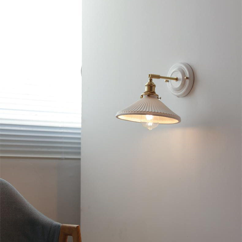 Vintage-Wandleuchte mit plissiertem Schirm, Messingarm und Keramik für Schlafzimmer, Wohnzimmer und Arbeitszimmer, stimmungsvolle Beleuchtung, Retro | Sansoti