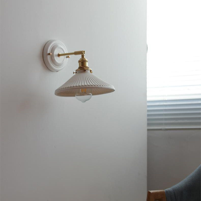 Vintage-Wandleuchte mit plissiertem Schirm, Messingarm und Keramik für Schlafzimmer, Wohnzimmer und Arbeitszimmer, stimmungsvolle Beleuchtung, Retro | Sansoti