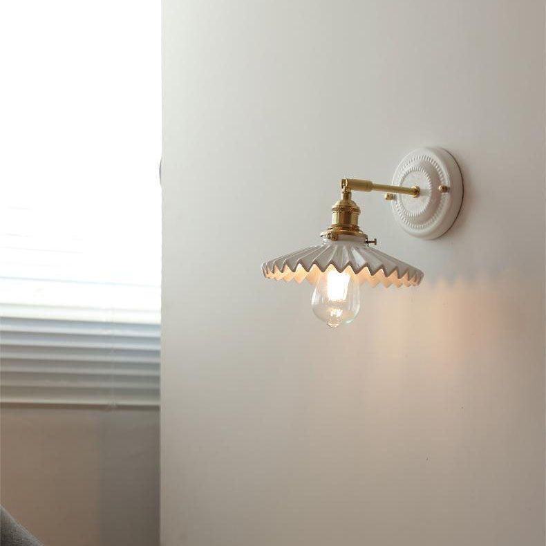 Vintage-Wandleuchte mit plissiertem Schirm, Messingarm und Keramik für Schlafzimmer, Wohnzimmer und Arbeitszimmer, stimmungsvolle Beleuchtung, Retro | Sansoti