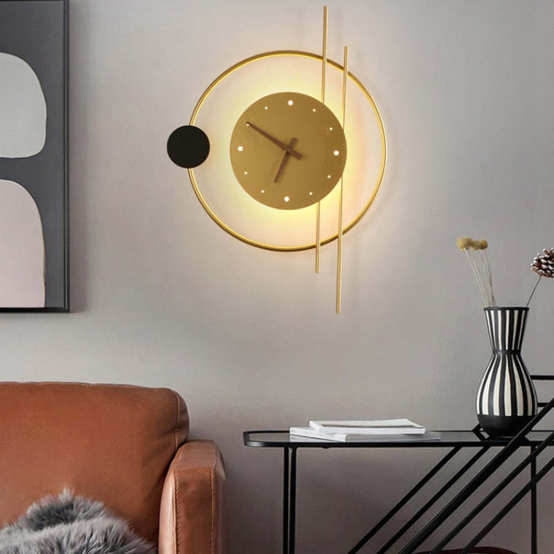 Horloge mural avec éclairage LED en métal et acrylique noir et doré, design moderne et décoratif pour salon et chambre | Sansoti