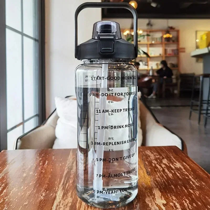 Trinkflasche 2 Liter mit Zeitmarkierungen und Strohhalm - BPA-freie Sportflasche für tägliche Flüssigkeitszufuhr und Sport | Sansoti