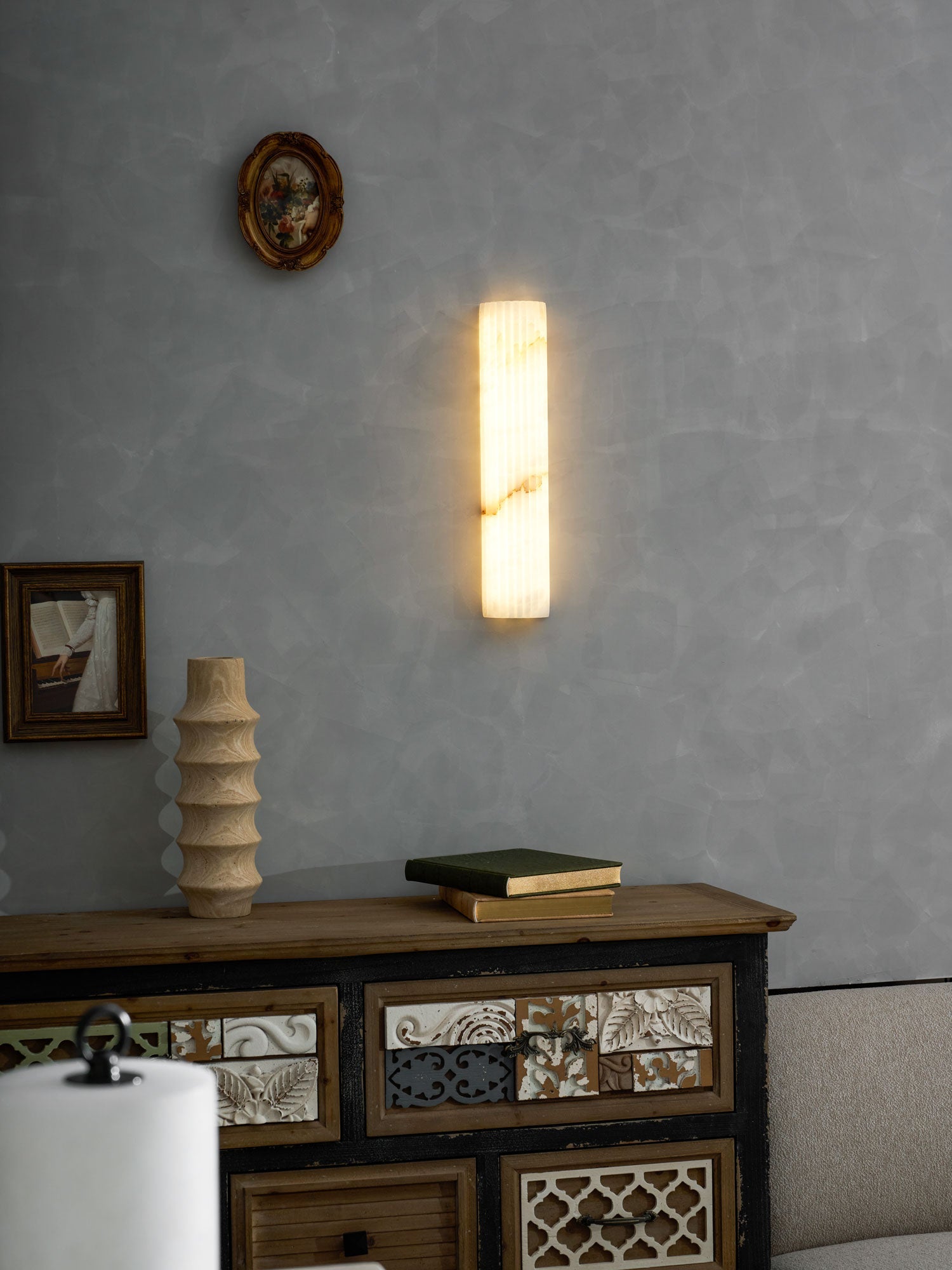 Alabaster Wandlamp Natuursteen – Geribbeld Design – Warm Licht – Scandinavische Stijl | Sansoti