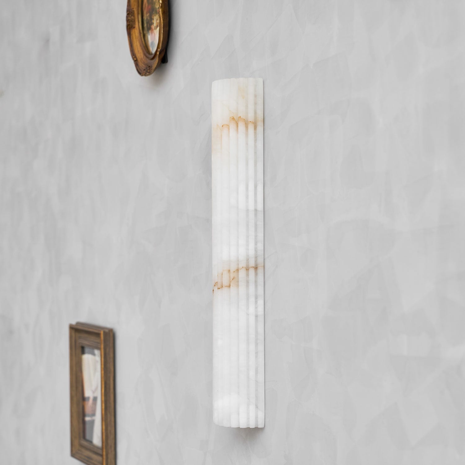 Alabaster Wandlamp Natuursteen – Geribbeld Design – Warm Licht – Scandinavische Stijl | Sansoti