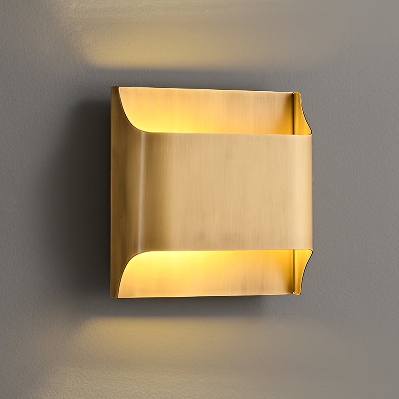 Messing Wandlamp Bolvorm met E14/G9 Fitting – Handgemaakte Retro Wandverlichting met Olielak Afwerking | Sansoti