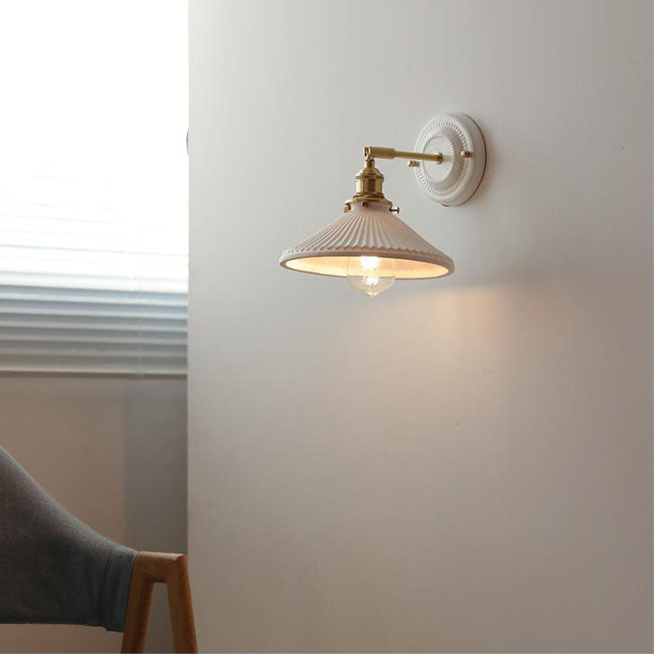 Vintage-Wandleuchte mit plissiertem Schirm, Messingarm und Keramik für Schlafzimmer, Wohnzimmer und Arbeitszimmer, stimmungsvolle Beleuchtung, Retro | Sansoti