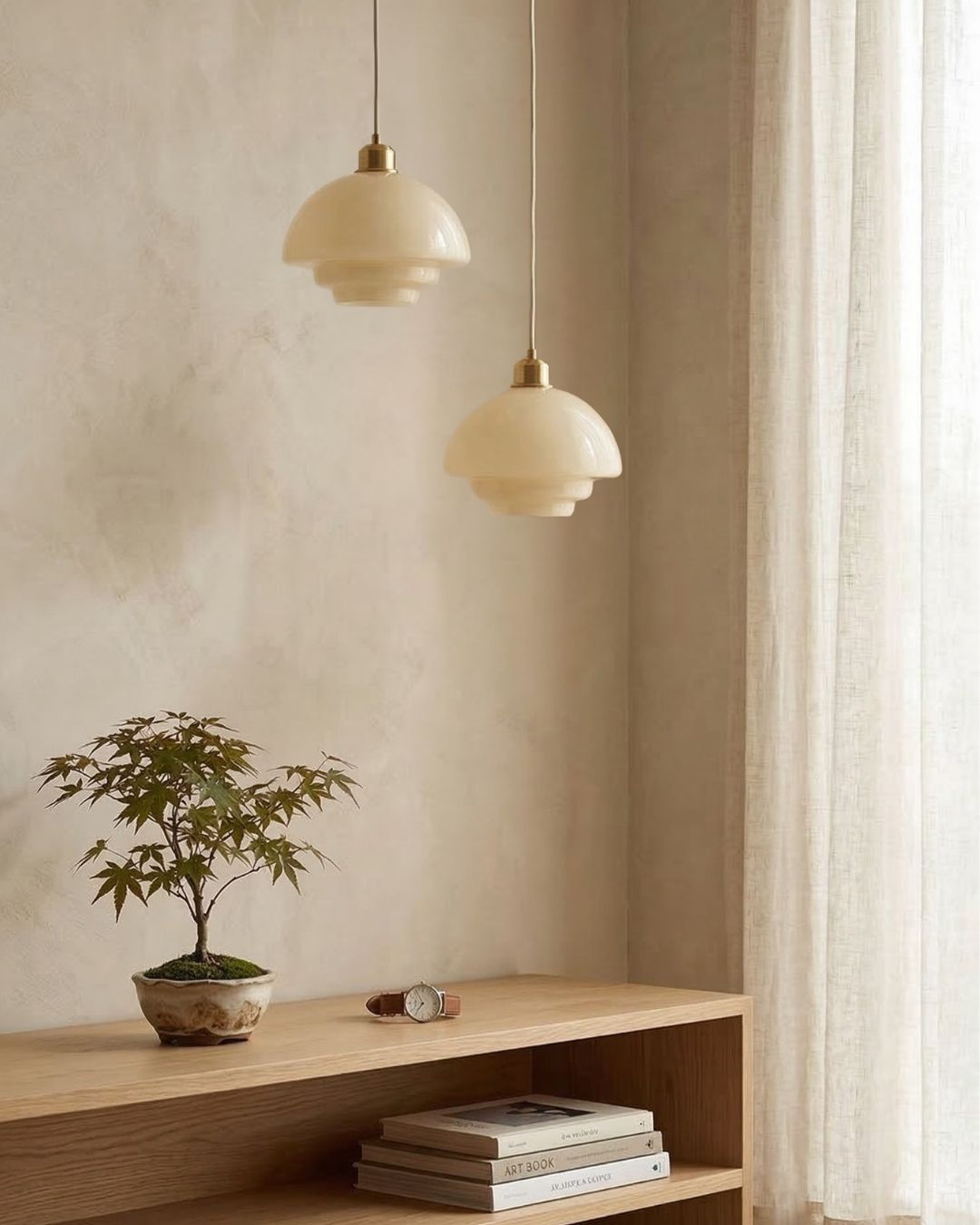 TINA Hanglamp – Mid-Century Melkwit Glas met Geborsteld Messing | Moderne Eetkamer & Keukenverlichting | Verstelbaar | E27 Fitting | Sansoti