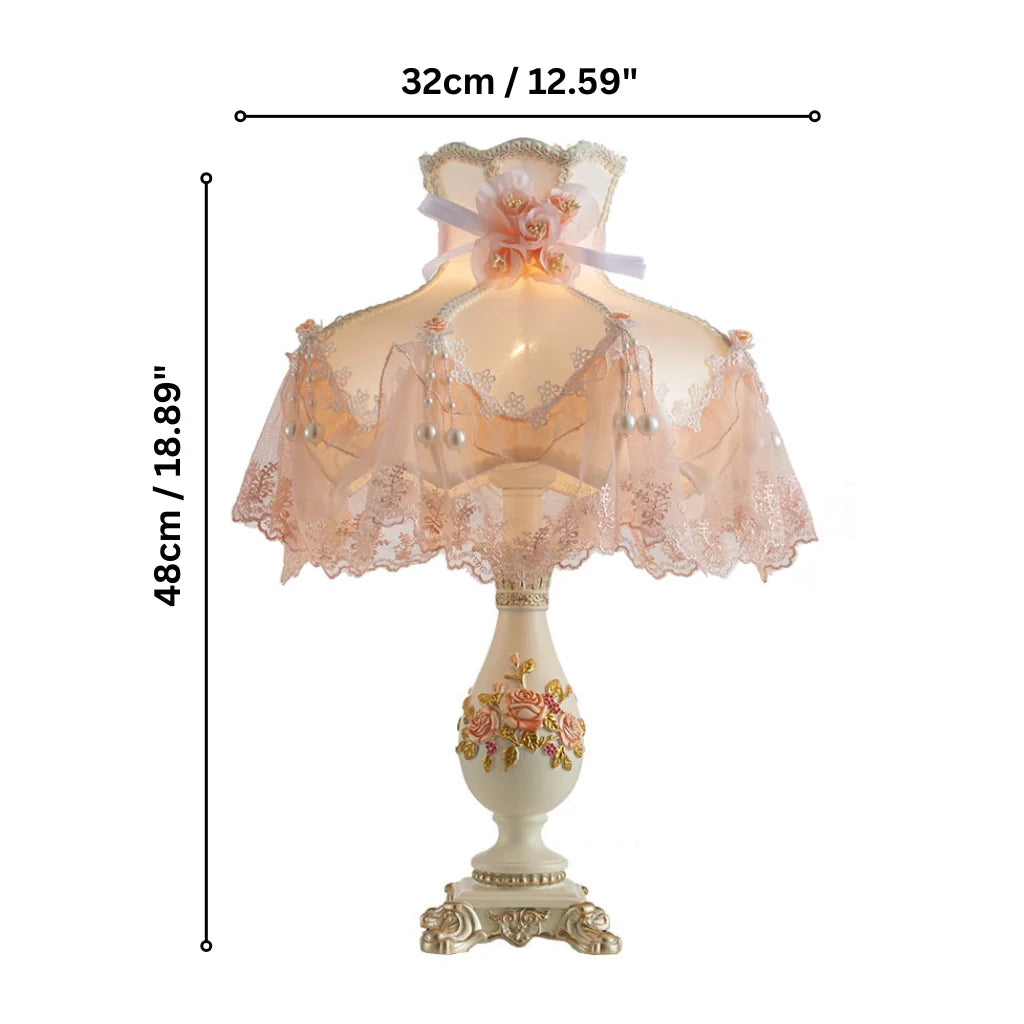 Romantische Tafellamp met Stoffen Kap en Parels – Elegante Decoratieve Nachtlamp met Kant en Rozenmotief – Klassieke Vintage Sfeerlamp voor Slaapkamer en Woonkamer | Sansoti