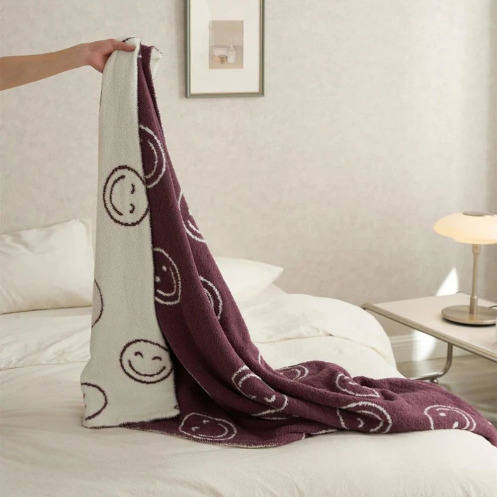 Plaid mit Smiley-Muster, weiche gestrickte Mikrofaserdecke als Überwurf für Bett, Sofa oder Sessel, Wohnzimmereinrichtung und Wärme | Sansoti