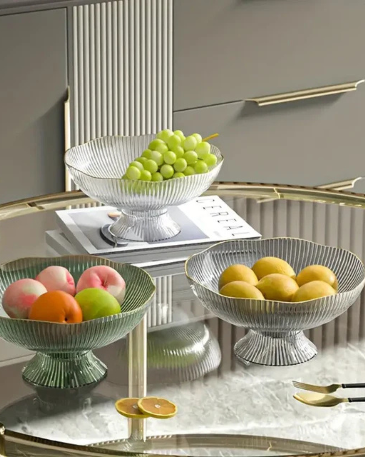 Fruitschaal op Voet met Goudrand Geribbeld Keramiek Transparant Groen Grijs voor Tafelcenterpiece Interieur | Sansoti