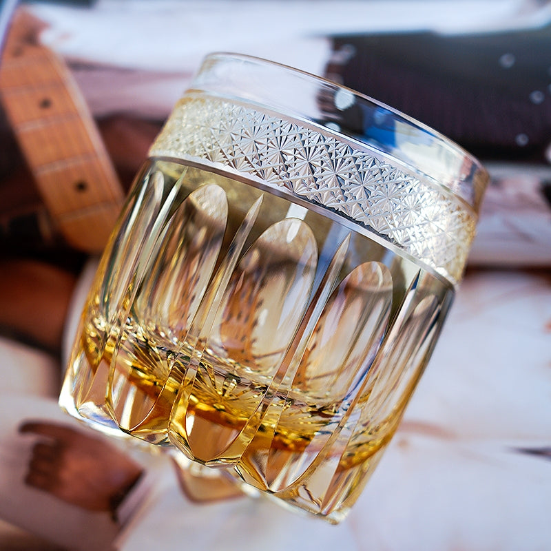 Handgeslepen Amber Whiskeyglas met Sterrenhemel Patroon en Houten Doos | Sansoti