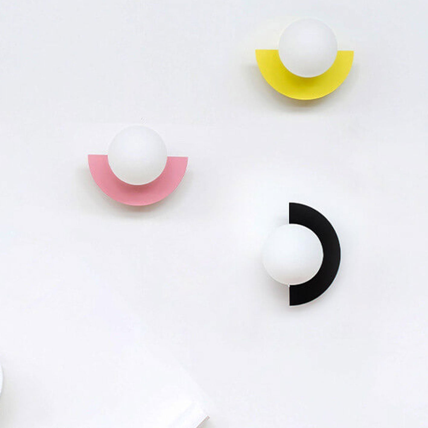 Applique murale semi-circulaire avec boule colorée, design moderne, éclairage décoratif pour salon, chambre et couloir | Sansoti