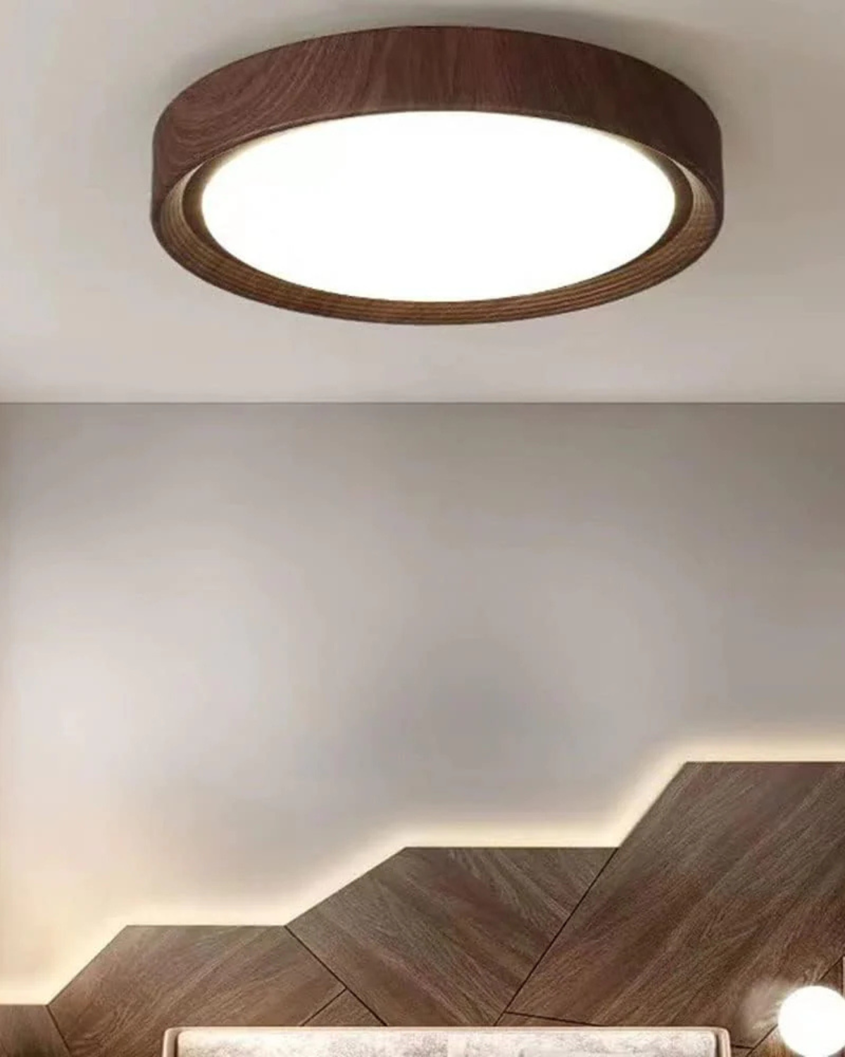 Ronde houten plafondlamp met warm diffuus licht voor serene woonruimtes | Sansoti