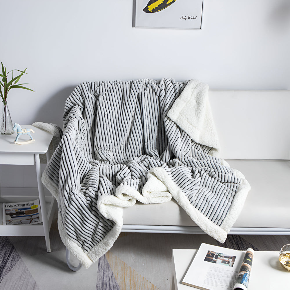 Doppelseitige Sherpa-Fleece-Decke mit Streifenmuster 150x200 cm aus Mikrofaser - warm, weich und komfortabel, Wohnzimmer | Sansoti