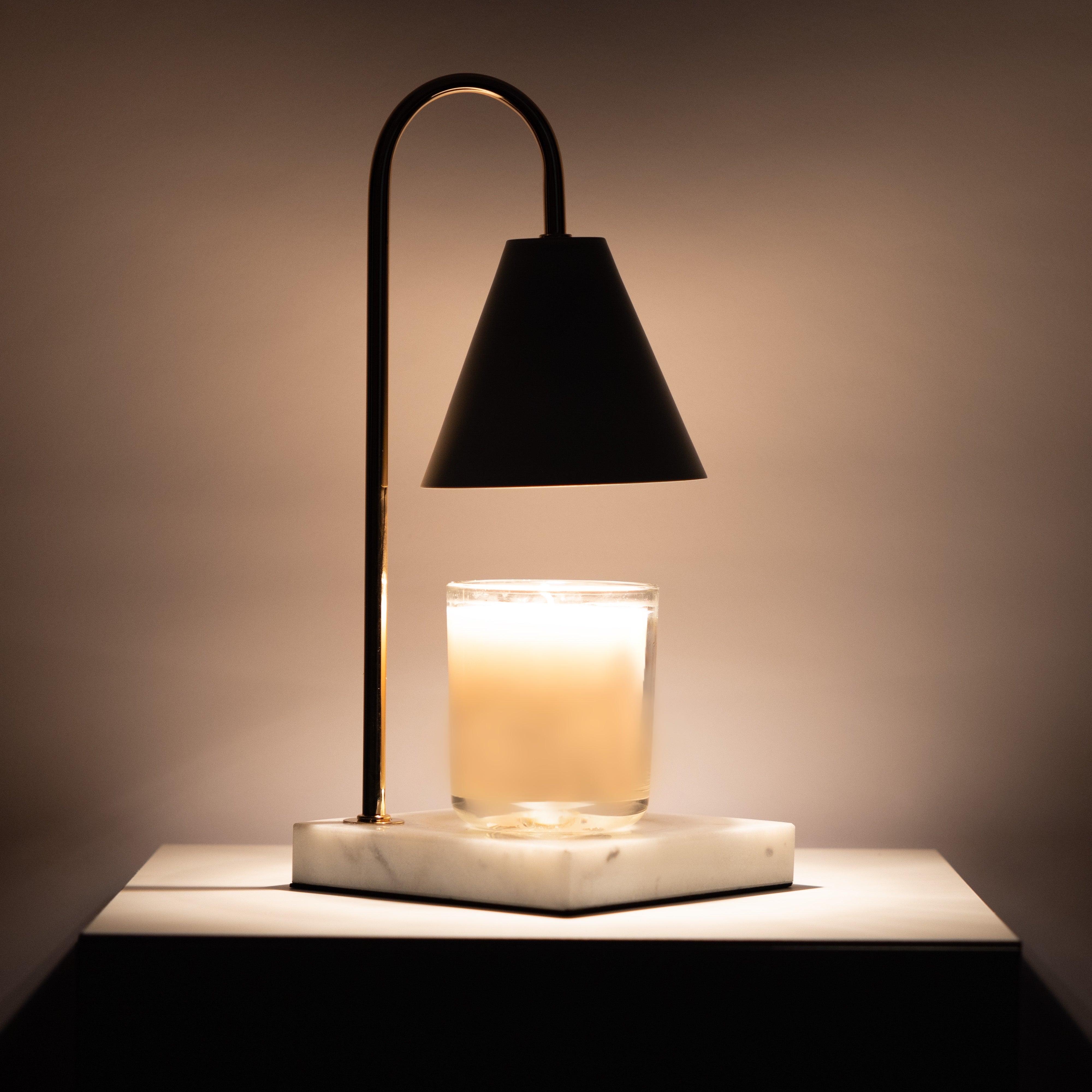 Luxuriöse Kerzenwärmerlampe mit zeitlosem Marmor-Finish und flammenloser Wärme | Restfield