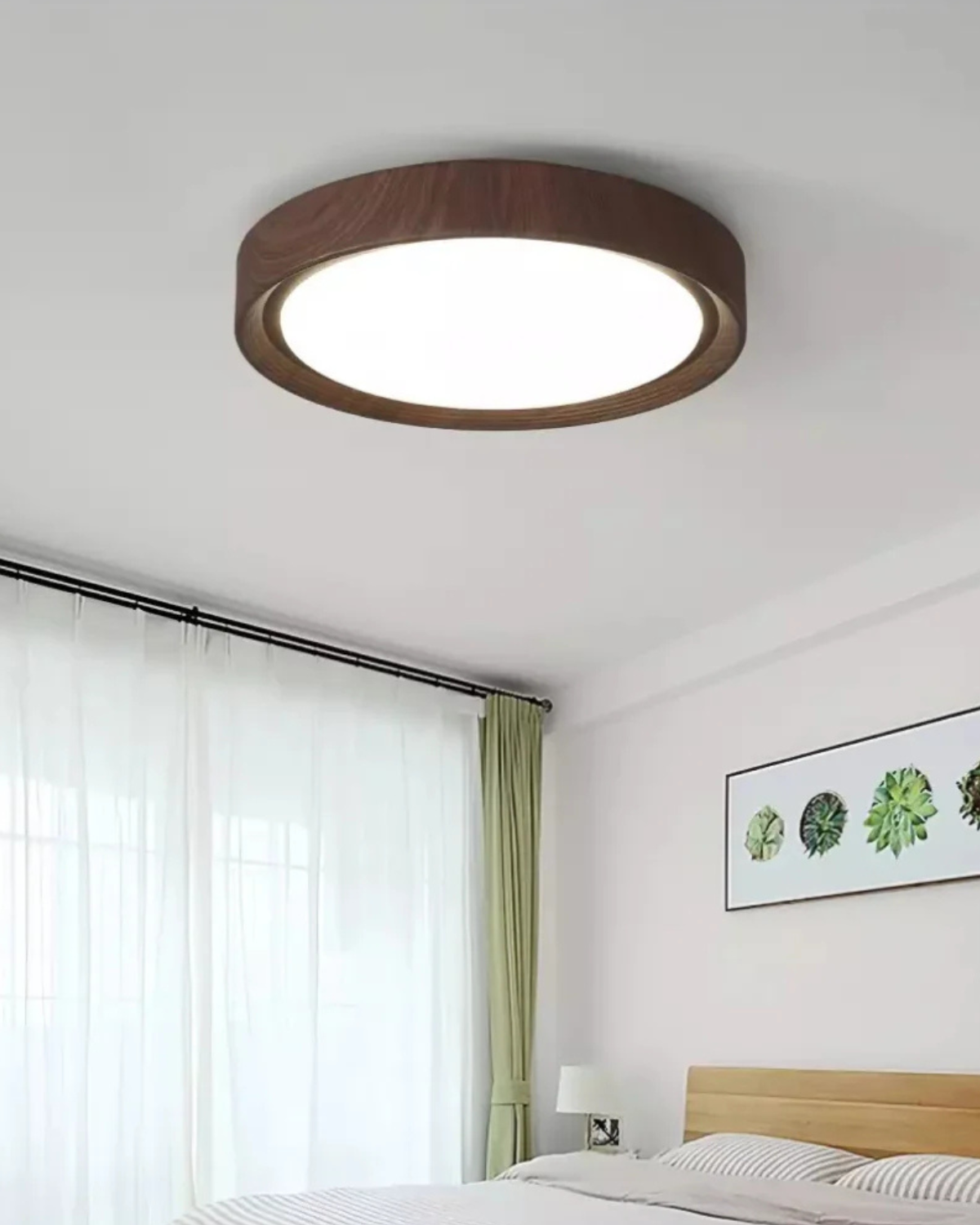 Ronde houten plafondlamp met warm diffuus licht voor serene woonruimtes | Sansoti