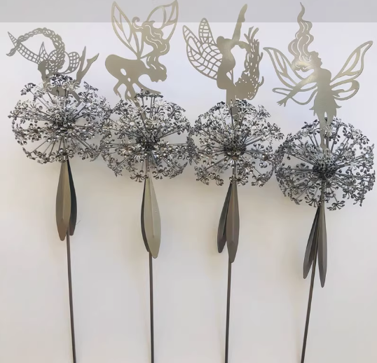 Feë Tuinspinner met Paardenbloem – Windspinner Tuindecoratie 25 cm – IJzeren Tuinsteker met Draaiend Feëfiguur en Paardenbloembloemen – Weervaste Tuinversiering voor Bloembedden en Paden | Sansoti