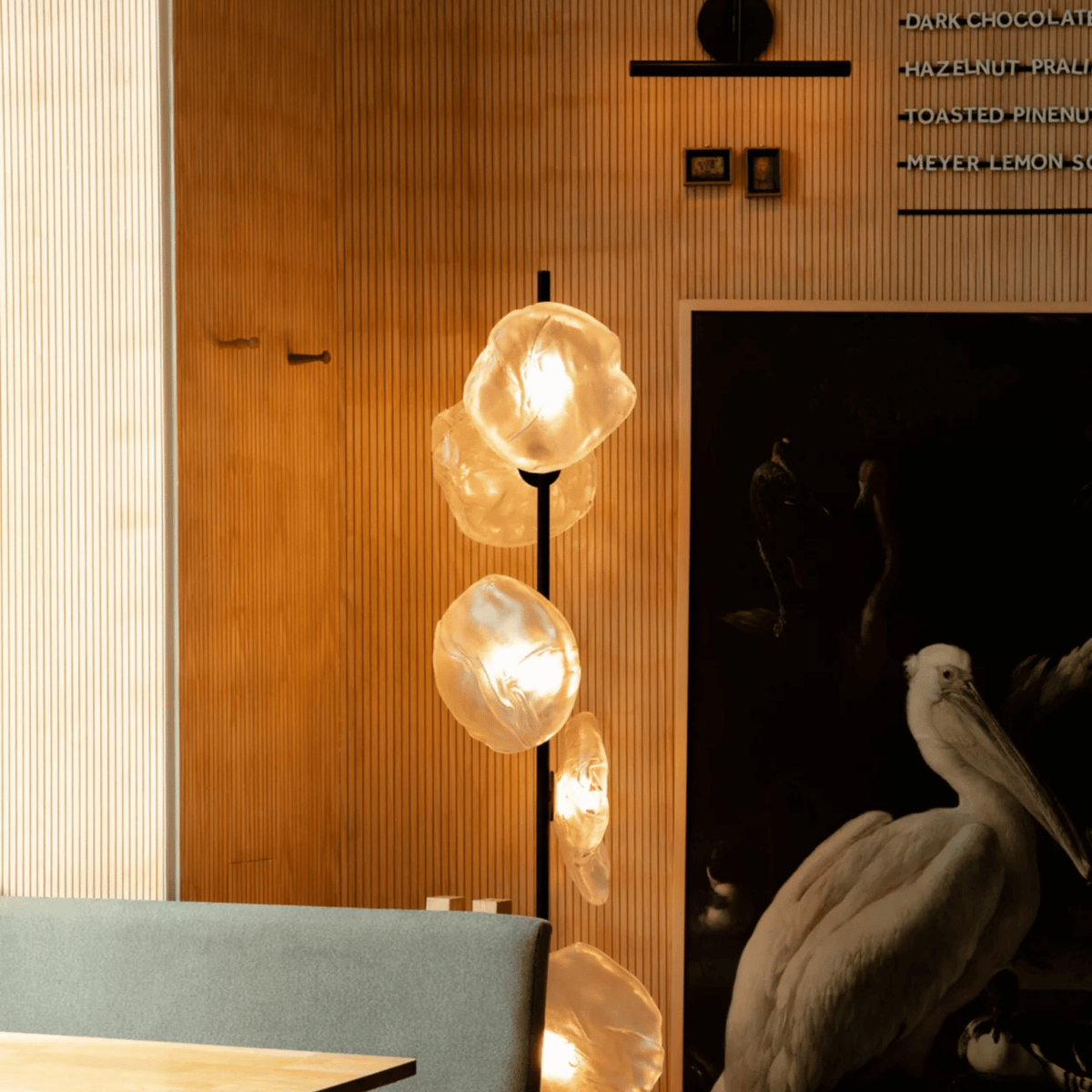 Skulpturale Stehleuchte mit Glasschirmen, Metallgestell, modernes Wohnzimmer, Schlafzimmer, stimmungsvolle Beleuchtung, Design | Sansoti