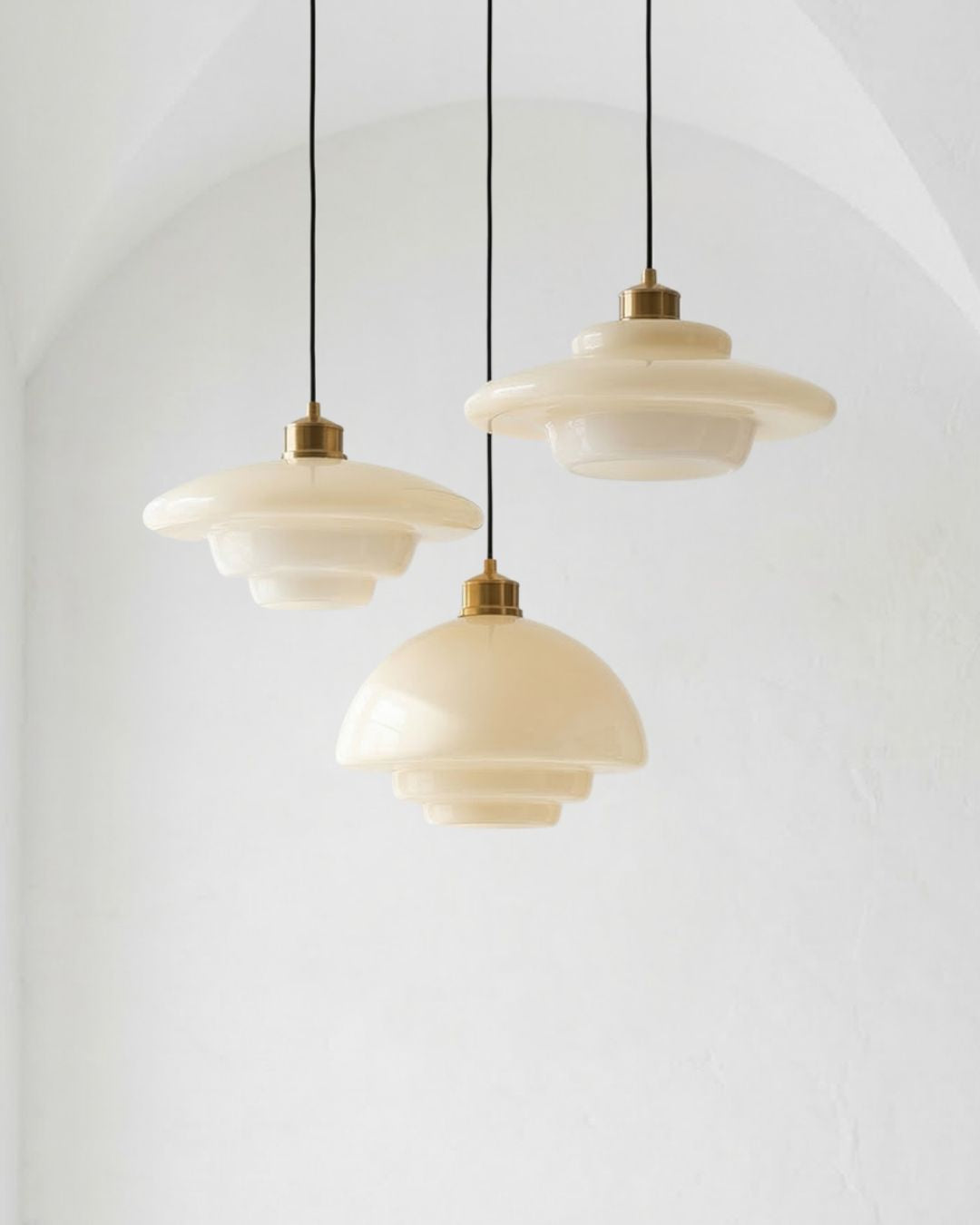 TINA Hanglamp – Mid-Century Melkwit Glas met Geborsteld Messing | Moderne Eetkamer & Keukenverlichting | Verstelbaar | E27 Fitting | Sansoti