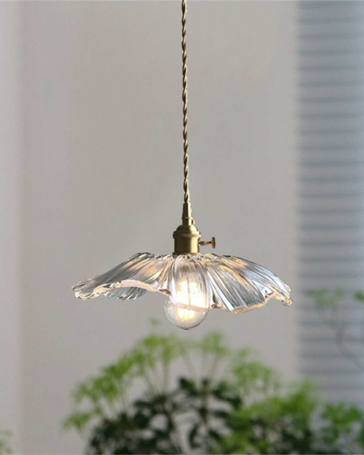 Sculpturale glazen hanglamp met messing fitting en warm licht – artistieke design plafondlamp voor eetkamer en woonkamer | Sansoti