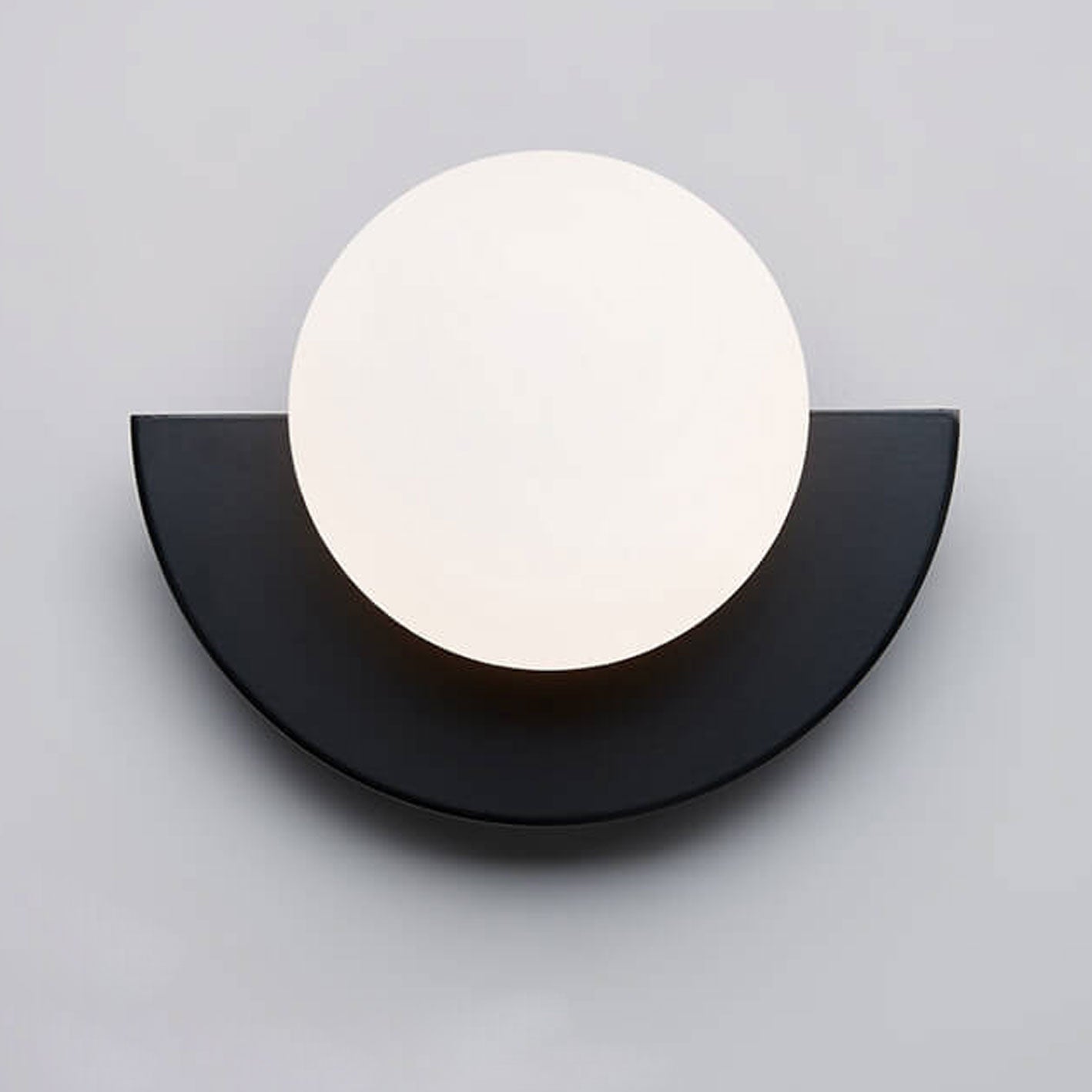 Applique murale semi-circulaire avec boule colorée, design moderne, éclairage décoratif pour salon, chambre et couloir | Sansoti
