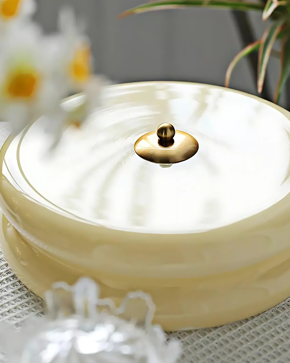 Art Deco Deckenleuchte in Beige mit Chromakzent und warmer Ambientebeleuchtung | Restfield