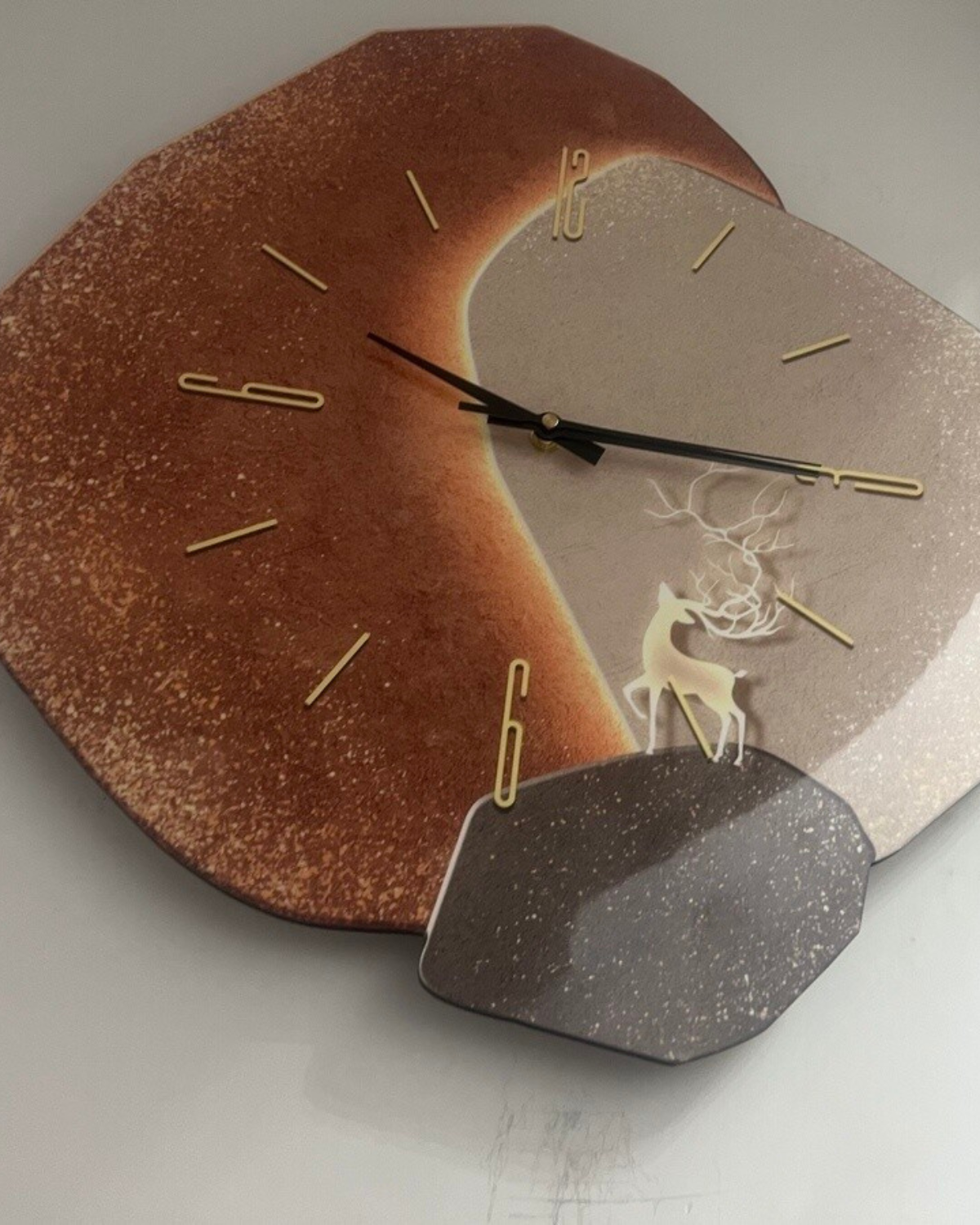 Wandklok met Maanreliëf en Optionele Verlichting Zwart Goud Betonlook Scandinavisch Interieur Decoratief Tijdweergave Woonkamer Slaapkamer Kantoor Modern Minimalistisch Wanddecoratie | Sansoti