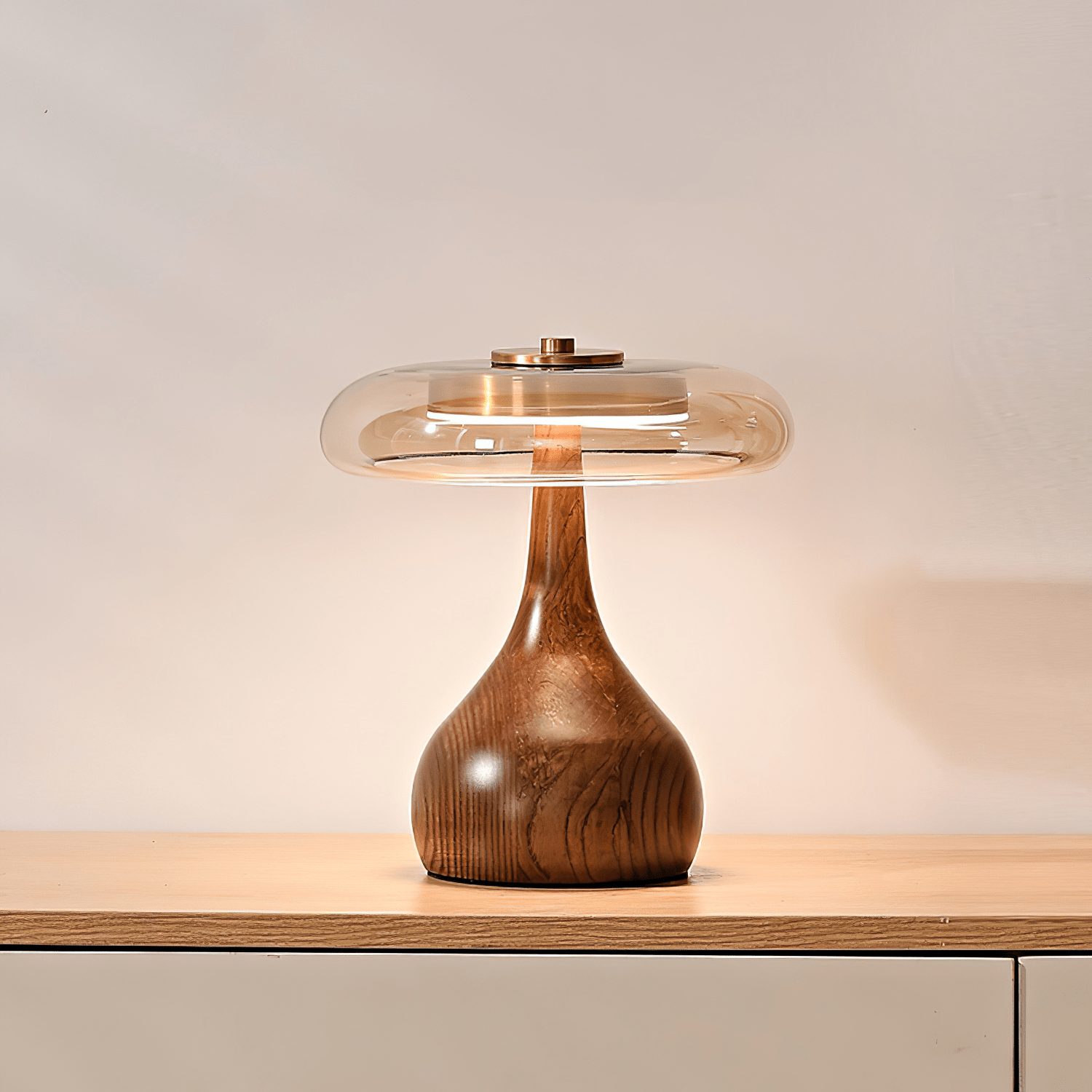 Tafellamp met Gebogen Houten Voet en Amberen Glazen Kap - Modern Scandinavisch Design - Warmwit Licht - Plug-in 150 cm Snoer - ø 8,7" - 2 Hoogtes | Sansoti
