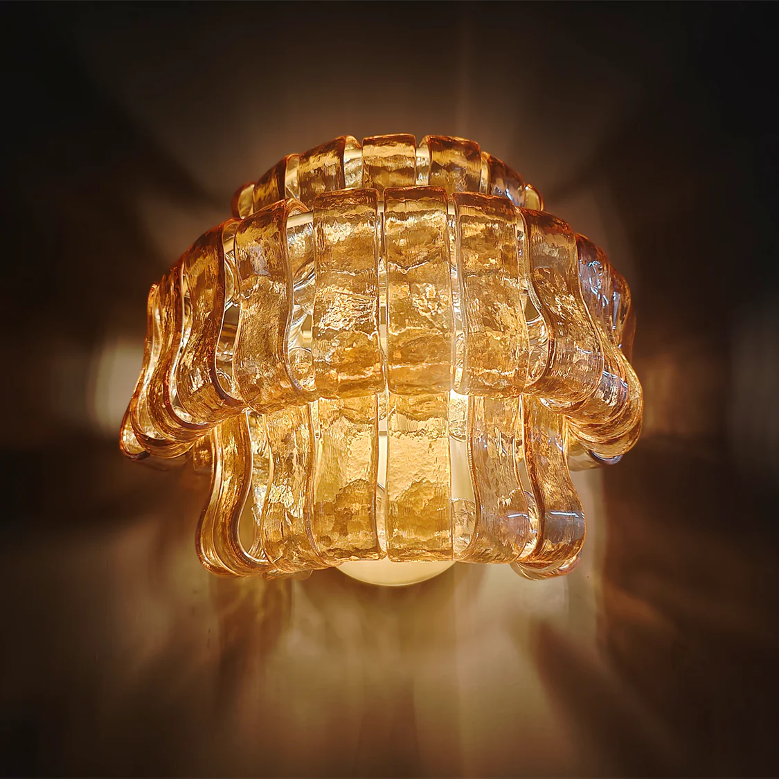 Wandleuchte mit gebogenem strukturiertem Glas und Messingoberfläche für stimmungsvolles Licht in Wohnzimmer und Schlafzimmer | Sansoti