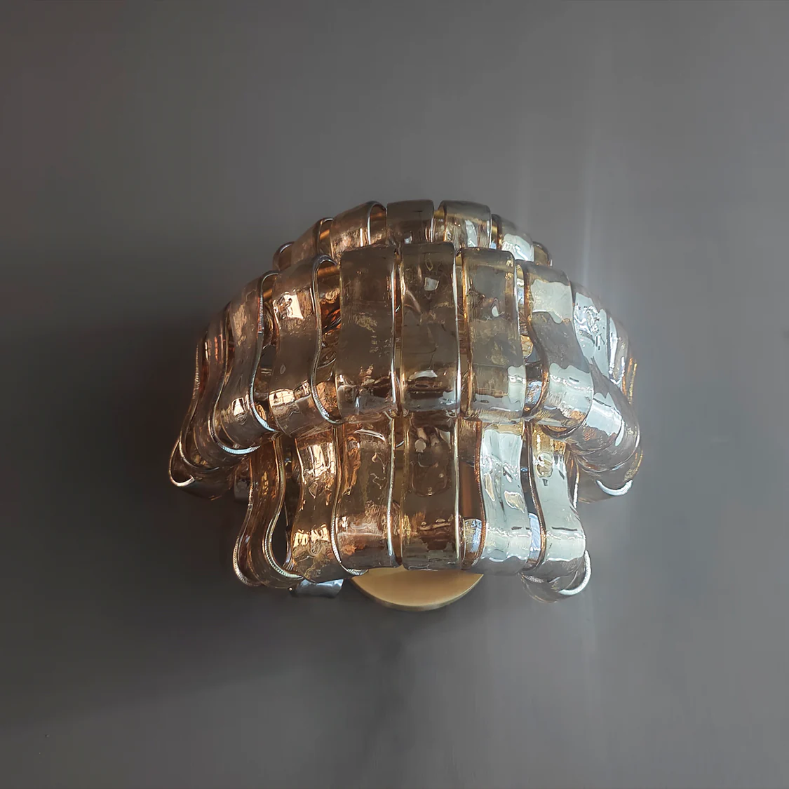 Wandleuchte mit gebogenem strukturiertem Glas und Messingoberfläche für stimmungsvolles Licht in Wohnzimmer und Schlafzimmer | Sansoti