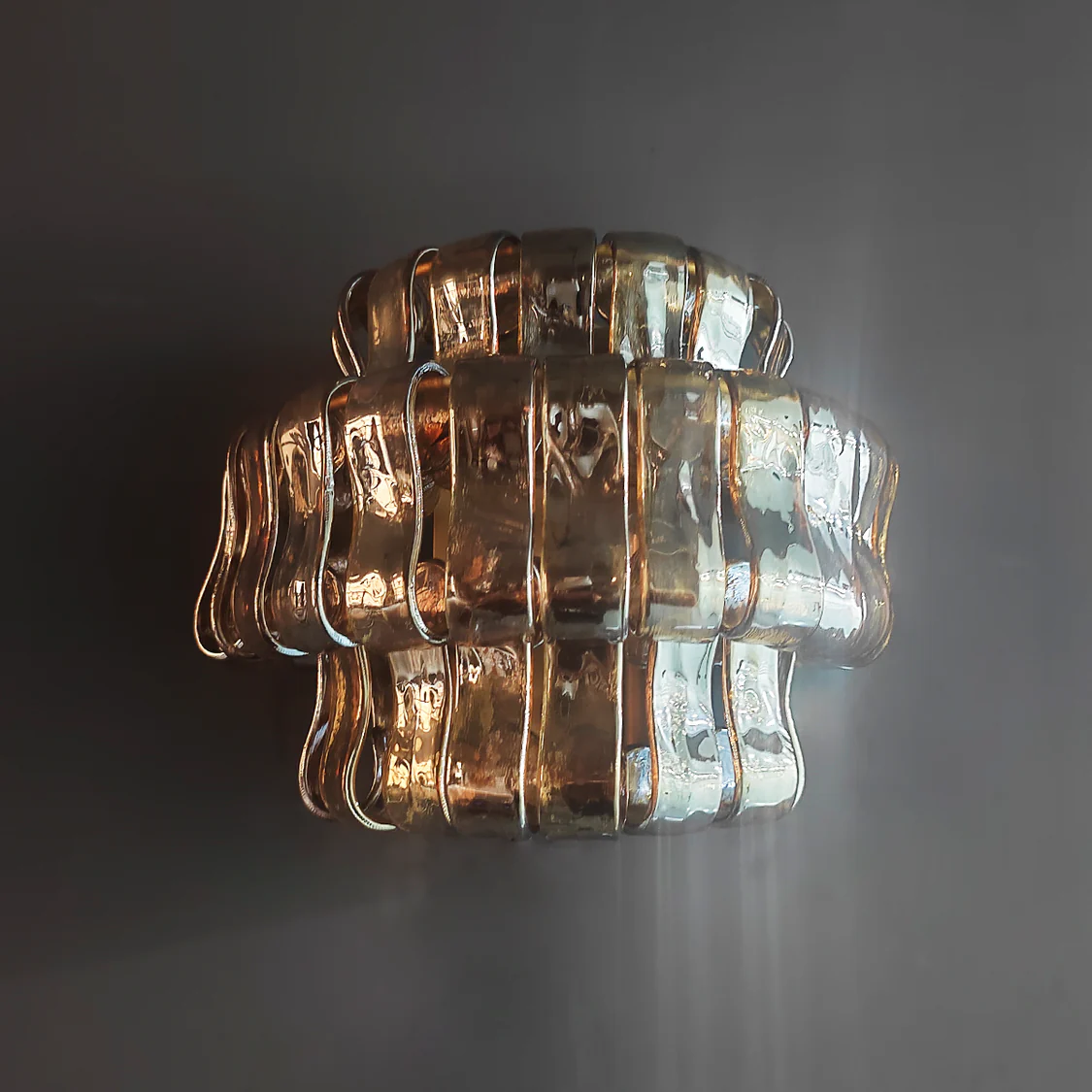 Wandleuchte mit gebogenem strukturiertem Glas und Messingoberfläche für stimmungsvolles Licht in Wohnzimmer und Schlafzimmer | Sansoti