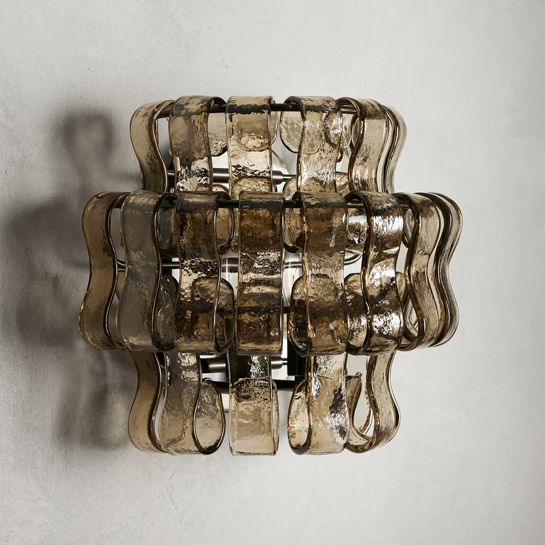 Wandleuchte mit gebogenem strukturiertem Glas und Messingoberfläche für stimmungsvolles Licht in Wohnzimmer und Schlafzimmer | Sansoti
