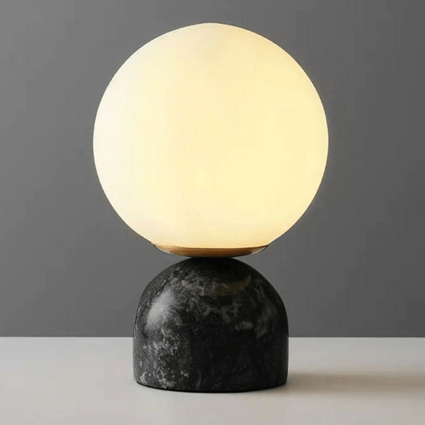 Marmeren Tafellamp met Glazen Bol – Scandinavisch Design voor Sfeervol Accent | Sansoti