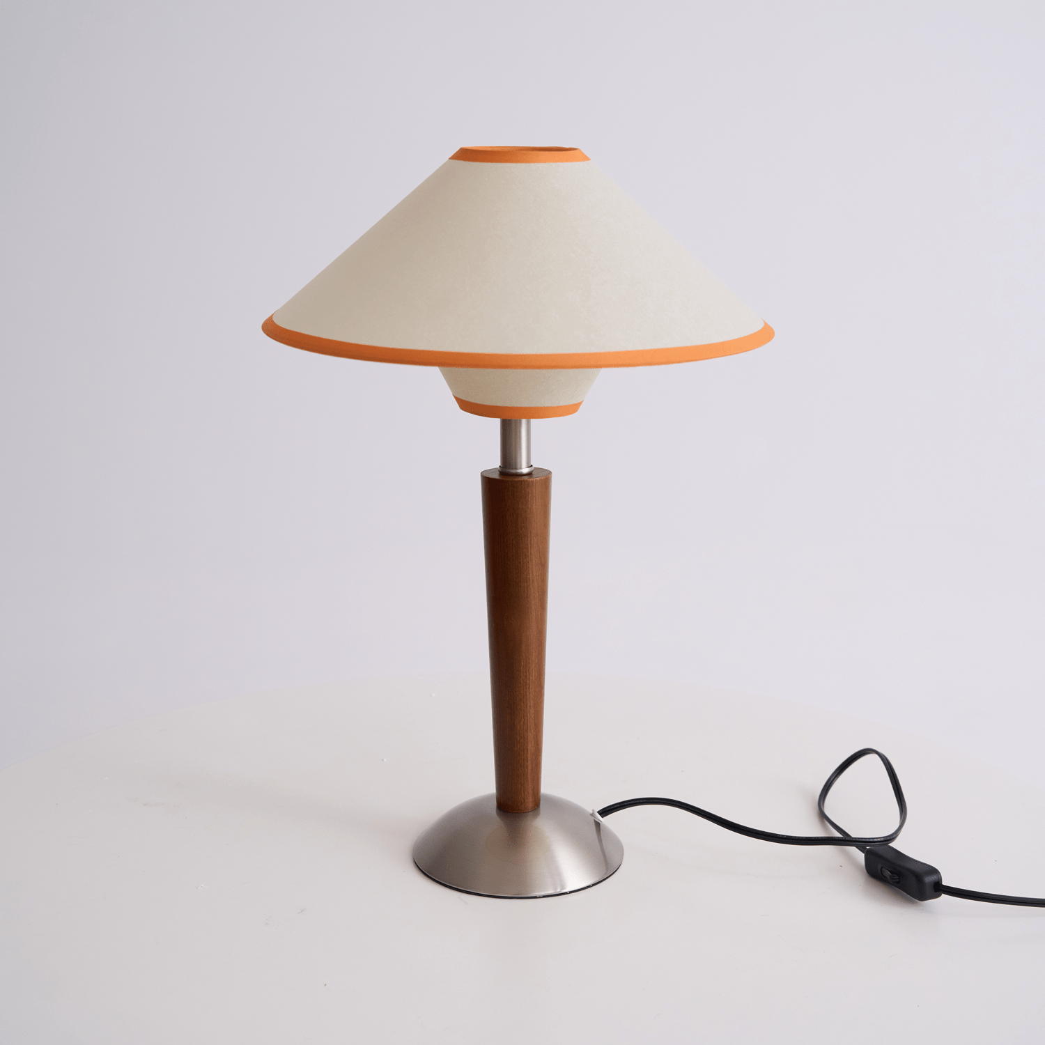 Houten Tafellamp met Stoffen Kap – Walnoot of Nikkel – Warm Modern Design – E26/E27 – Plug-in met Schakelaar | Sansoti
