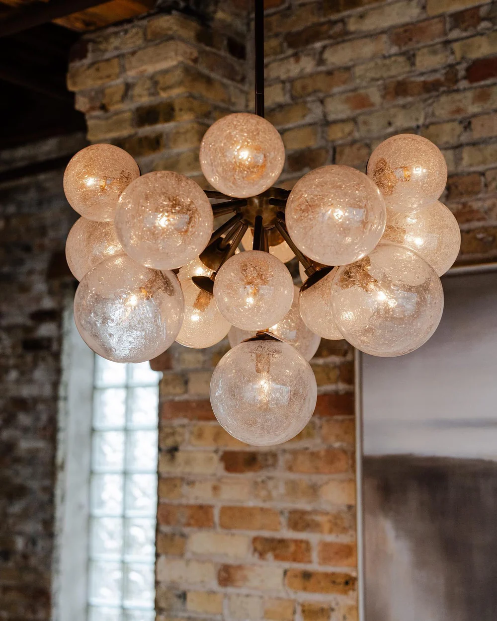 Lustre à boules en verre soufflé à la main avec effet de bulles, laiton, noir, nickel, suspensions réglables | Sansoti